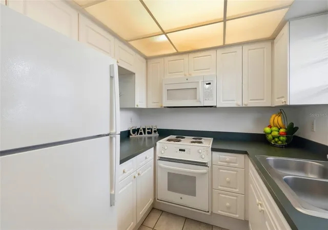 Listing Photo 5 - Condo for sale in building located at 4506 3Rd St Cir W, BRADENTON, FL 34207 - Unit #256