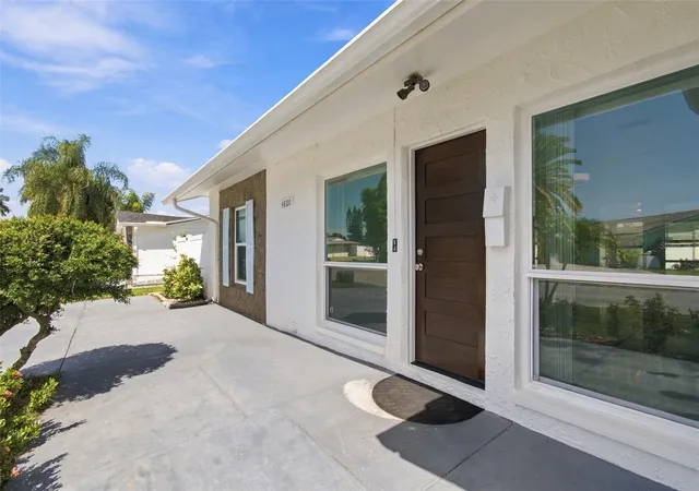 Photo 4 of Single family home for sale at 4880 Shell Strm Blvd, New Port Richey, FL 34652 | MLS# W7889712 | Listing updated on 2026-10-03