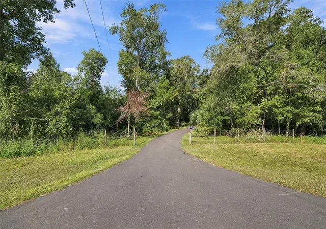 Photo 3 of Single family home for sale at 880 Emerson Rd, Brooksville, FL 34601 | MLS# W7889716 | Listing updated on 2026-10-01