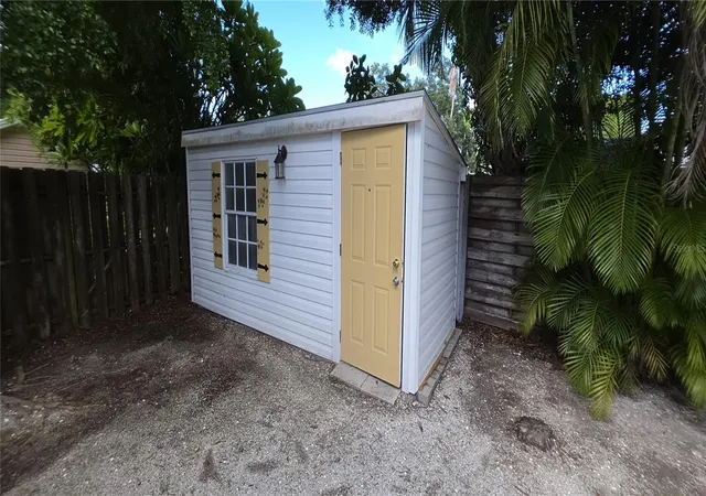 Photo 10 of Single family home for sale at 1868 Laurel St, SARASOTA, FL 34236 | MLS# A4706958 | Listing updated on 2026-09-23