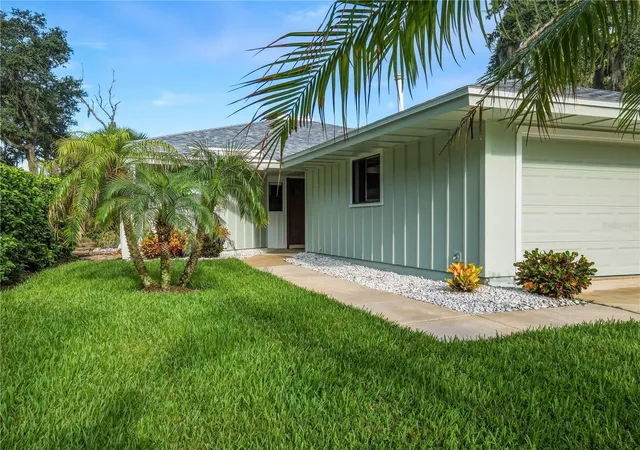 Photo 4 of Single family home for sale at 724 St Andrews Cir, New Smyrna Beach, FL 32168 | MLS# NS1089318 | Listing updated on 2026-09-27