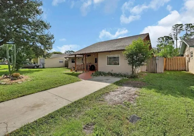 Photo 3 of Single family home for sale at 583 Cambridge Cir, South Daytona, FL 32119 | MLS# V4951424 | Listing updated on 2026-10-06