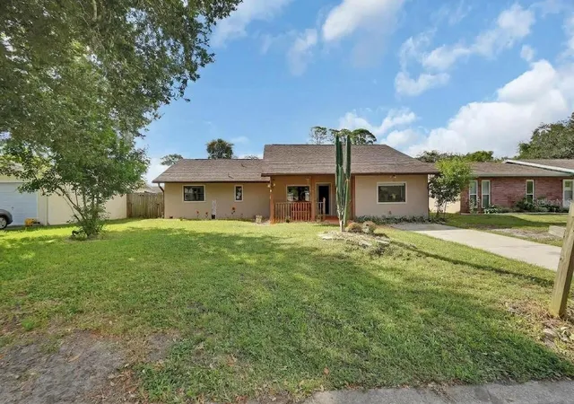 Photo 3 of Single family home for sale at 583 Cambridge Cir, South Daytona, FL 32119 | MLS# V4951424 | Listing updated on 2026-10-06