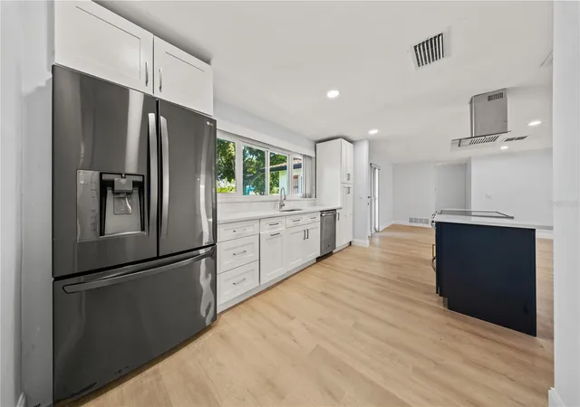 Photo 4 of Single family home for sale at 1711 Patlin Cir S, Largo, FL 33770 | MLS# TB8551101 | Listing updated on 2026-09-27