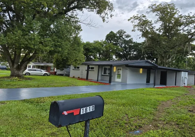 Photo 2 of Single family home for sale at 1810 E Carol Dr, Plant City, FL 33563 | MLS# O6443864 | Listing updated on 2026-10-08