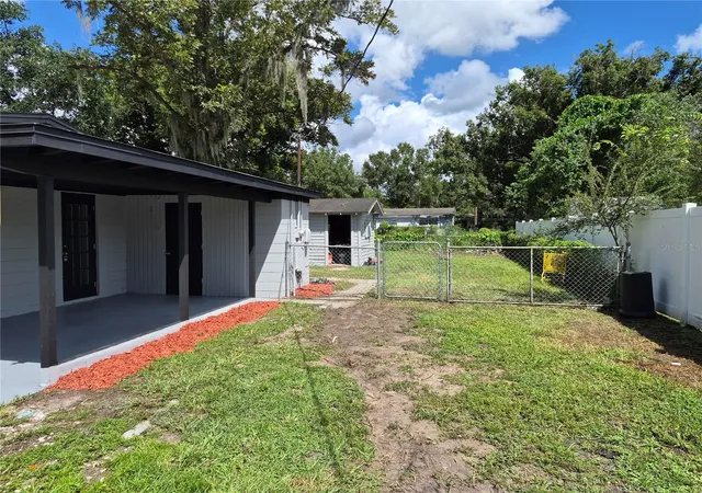 Photo 4 of Single family home for sale at 1810 E Carol Dr, Plant City, FL 33563 | MLS# O6443864 | Listing updated on 2026-09-23