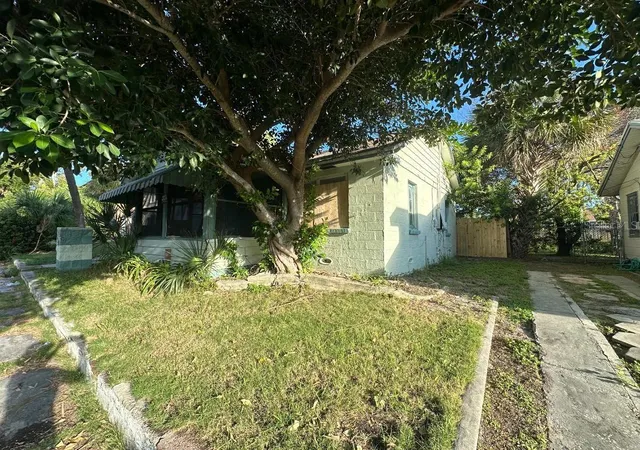 Photo 1 of Single family home for sale at 821 Paris Ave S, Saint Petersburg, FL 33701 | MLS# TB8551102 | Listing updated on 2026-10-06