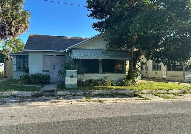 Photo 2 of Single family home for sale at 821 Paris Ave S, Saint Petersburg, FL 33701 | MLS# TB8551102 | Listing updated on 2026-10-06
