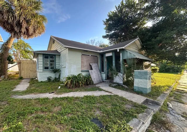 Photo 3 of Single family home for sale at 821 Paris Ave S, Saint Petersburg, FL 33701 | MLS# TB8551102 | Listing updated on 2026-10-06