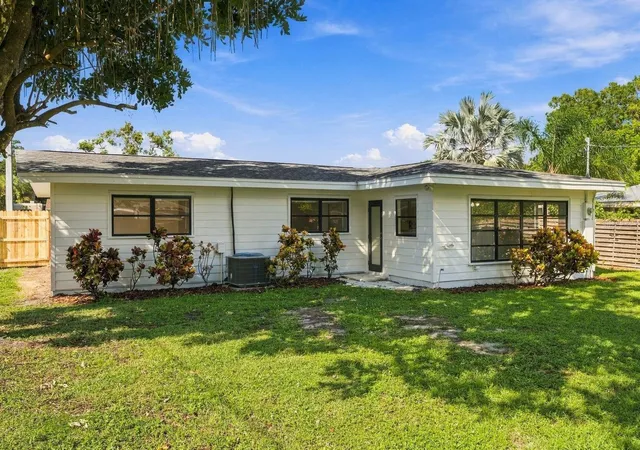 Photo 2 of Single family home for sale at 3030 Courtland St, Sarasota, FL 34237 | MLS# A4706971 | Listing updated on 2026-09-22