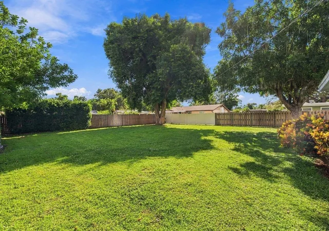 Photo 3 of Single family home for sale at 3030 Courtland St, Sarasota, FL 34237 | MLS# A4706971 | Listing updated on 2026-09-23