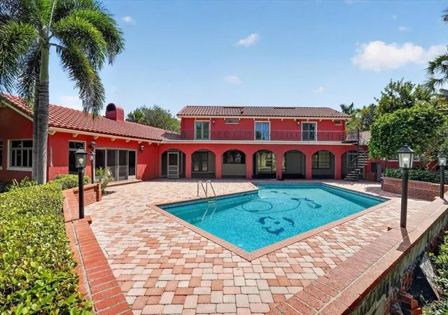 Photo 2 of Single family home for sale at 2278 Kings Point Dr, Largo, FL 33774 | MLS# TB8551113 | Listing updated on 2026-10-27
