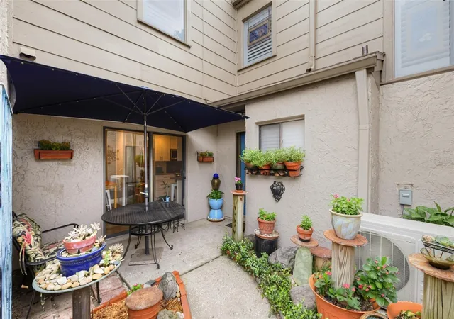 Photo 4 of Townhouse for sale at 160 Carolwood Blvd, Fern Park, FL 32730 | MLS# O6443873 | Listing updated on 2026-09-27