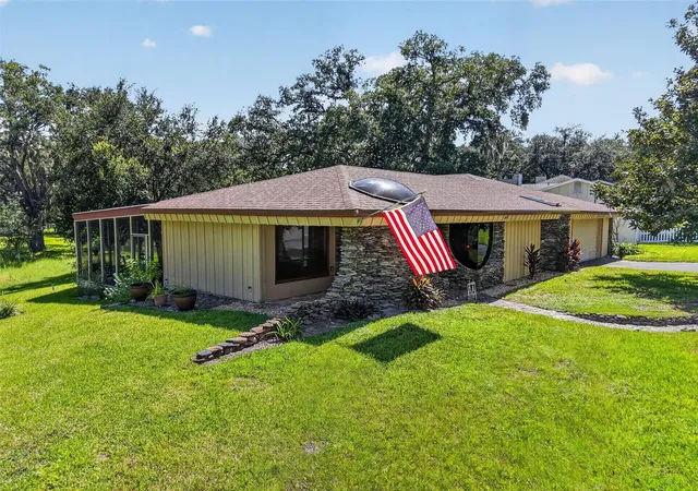 Photo 2 of Single family home for sale at 2314 Hillside Dr, Mount Dora, FL 32757 | MLS# G5118129 | Listing updated on 2026-09-24