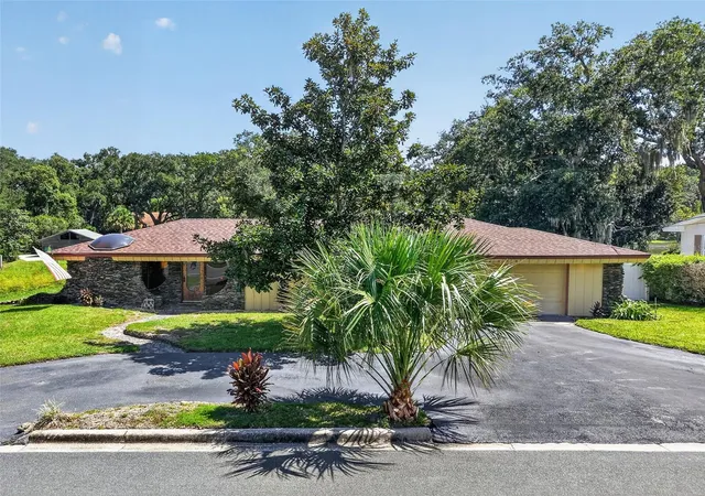 Photo 3 of Single family home for sale at 2314 Hillside Dr, Mount Dora, FL 32757 | MLS# G5118129 | Listing updated on 2026-09-24