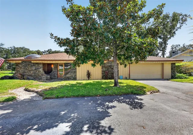 Photo 3 of Single family home for sale at 2314 Hillside Dr, Mount Dora, FL 32757 | MLS# G5118129 | Listing updated on 2026-09-24