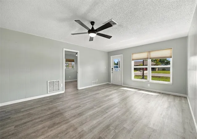 Photo 4 of Single family home for sale at 3036 Shamrock Dr, Venice, FL 34293 | MLS# A4706985 | Listing updated on 2026-09-22