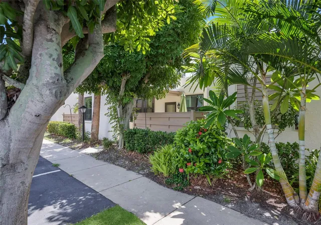 Photo 2 of Condo for sale at 226 Sherwood Dr, Bradenton, FL 34210 | MLS# A4706993 | Listing updated on 2026-09-23