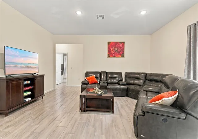 Photo 4 of Single family home for sale at 1523 Zinnia Dr, Deltona, FL 32725 | MLS# V4951432 | Listing updated on 2026-10-03