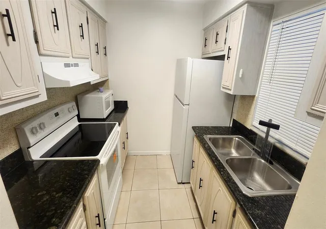 Photo 3 of Condo for sale at 3147 29th Avenue N #203, Saint Petersburg, FL 33713 | MLS# A4706999 | Listing updated on 2026-10-13