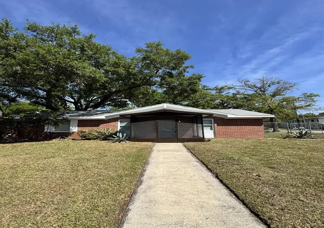Photo 1 of Single family home for sale at 818 E Airport Blvd, Sanford, FL 32773 | MLS# V4951435 | Listing updated on 2026-09-23