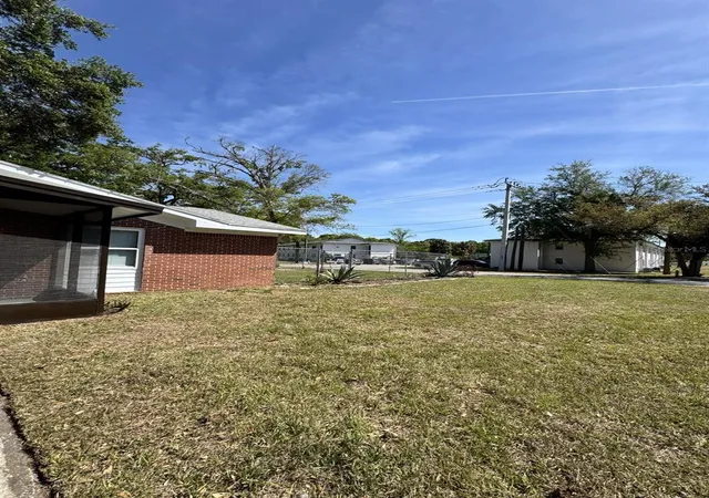 Photo 2 of Single family home for sale at 818 E Airport Blvd, Sanford, FL 32773 | MLS# V4951435 | Listing updated on 2026-09-23