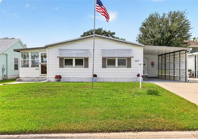 Manufactured home for sale at 1614 Bay Meadows Ln, Lady Lake, FL 32159 | MLS# G5118132