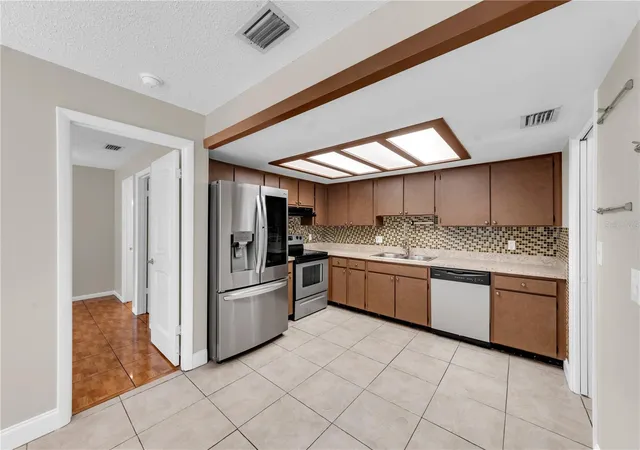 Photo 4 of Single family home for sale at 9602 Hidden Oaks Cir, Tampa, FL 33612 | MLS# TB8551167 | Listing updated on 2026-10-27