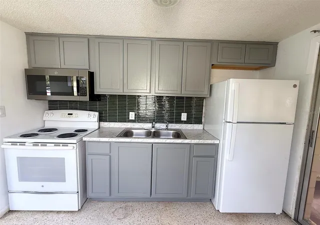 Photo 4 of Townhouse for sale at 2619 Pompano Dr, Sebring, FL 33870 | MLS# P4939968 | Listing updated on 2026-09-25