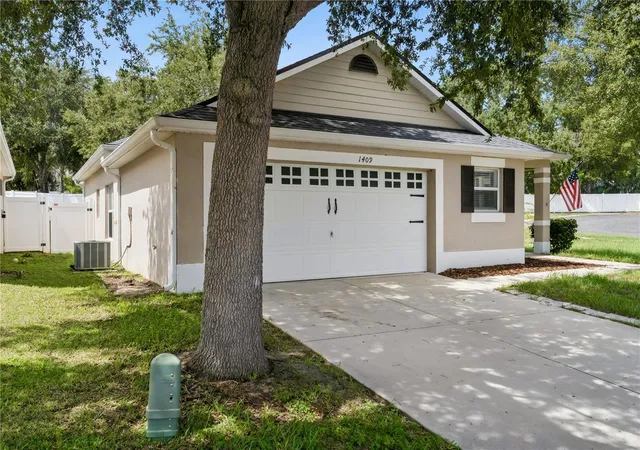 Photo 2 of Single family home for sale at 1409 Kellogg Dr, Tavares, FL 32778 | MLS# G5118133 | Listing updated on 2026-09-30