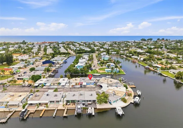 Photo 3 of Single family home for sale at 28 Seaside Ct, Holmes Beach, FL 34217 | MLS# A4707029 | Listing updated on 2026-09-24