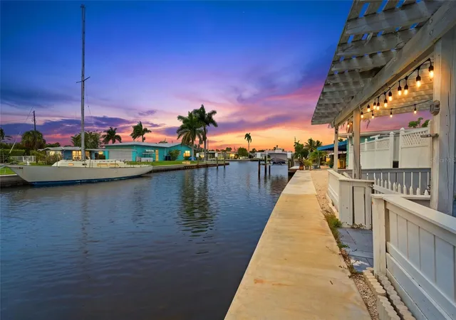 Photo 4 of Single family home for sale at 28 Seaside Ct, Holmes Beach, FL 34217 | MLS# A4707029 | Listing updated on 2026-09-24