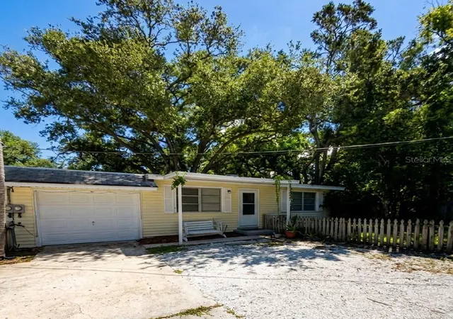 Listing Photo 4 - Condo for sale in building located at 211 4th Pl SW, LARGO, FL 33770