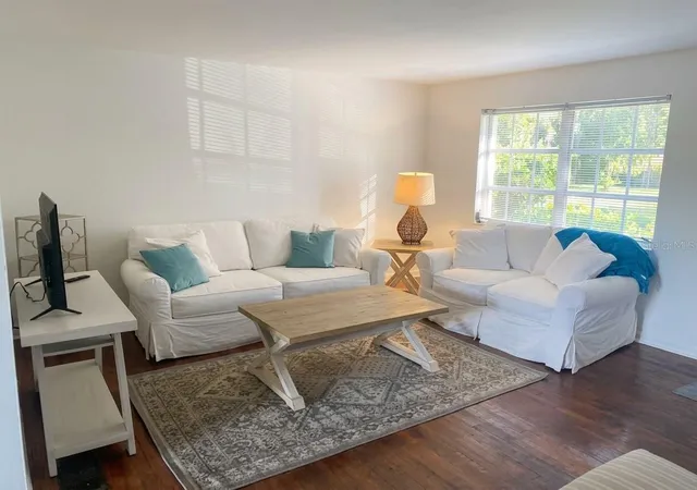 Listing Photo 5 - Condo for sale in building located at 211 4th Pl SW, LARGO, FL 33770