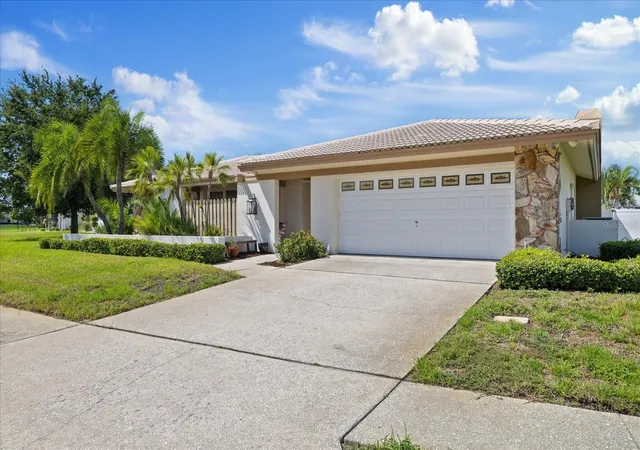 Photo 2 of Single family home for sale at 3104 Bluffs Dr, Largo, FL 33770 | MLS# TB8551212 | Listing updated on 2026-10-06