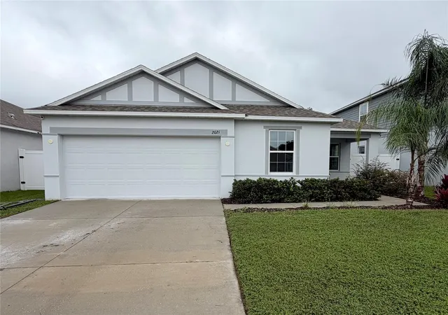 Photo 3 of Single family home for sale at 2021 Canton Park Dr, Winter Haven, FL 33881 | MLS# S5158103 | Listing updated on 2026-10-17