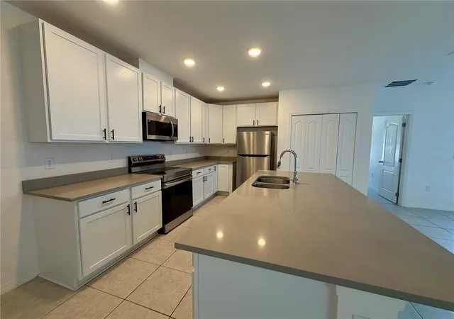 Photo 4 of Single family home for sale at 2021 Canton Park Dr, Winter Haven, FL 33881 | MLS# S5158103 | Listing updated on 2026-10-17