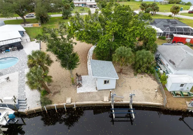 Photo 4 of Single family home for sale at 400 Dona Dr, Nokomis, FL 34275 | MLS# A4707077 | Listing updated on 2026-10-07