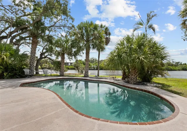 Photo 2 of Single family home for sale at 5381 Palos Verdes Dr, Sarasota, FL 34231 | MLS# A4707084 | Listing updated on 2026-10-01