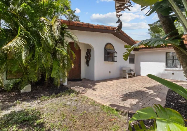 Photo 4 of Single family home for sale at 5381 Palos Verdes Dr, Sarasota, FL 34231 | MLS# A4707084 | Listing updated on 2026-10-01