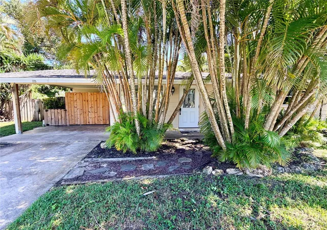 Photo 4 of Single family home for sale at 225 Magnolia Rd, Venice, FL 34293 | MLS# N6145890 | Listing updated on 2026-09-24