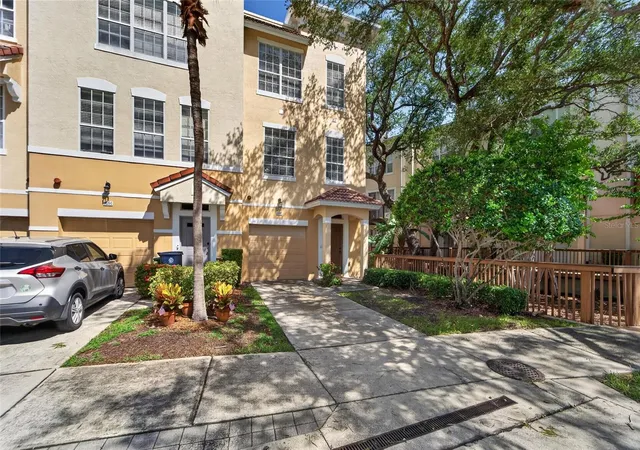 Photo 3 of Townhouse for sale at 3186 Bayshore Oaks Dr, Tampa, FL 33611 | MLS# TB8551292 | Listing updated on 2026-09-29