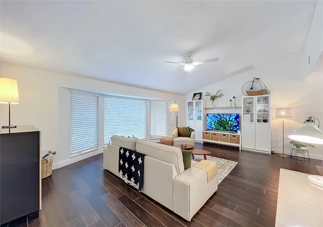 Photo 2 of Single family home for sale at 124 Trafalgar Pl, Longwood, FL 32779 | MLS# O6444056 | Listing updated on 2026-10-01