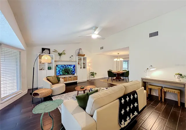 Photo 3 of Single family home for sale at 124 Trafalgar Pl, Longwood, FL 32779 | MLS# O6444056 | Listing updated on 2026-10-01