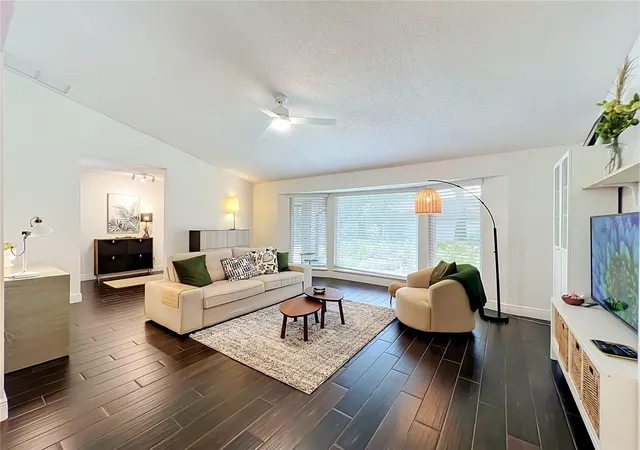 Photo 4 of Single family home for sale at 124 Trafalgar Pl, Longwood, FL 32779 | MLS# O6444056 | Listing updated on 2026-10-01