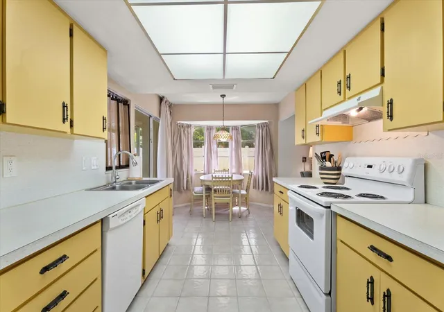 Photo 3 of Single family home for sale at 3378 Kenmore Dr, Sarasota, FL 34231 | MLS# A4707091 | Listing updated on 2026-09-24
