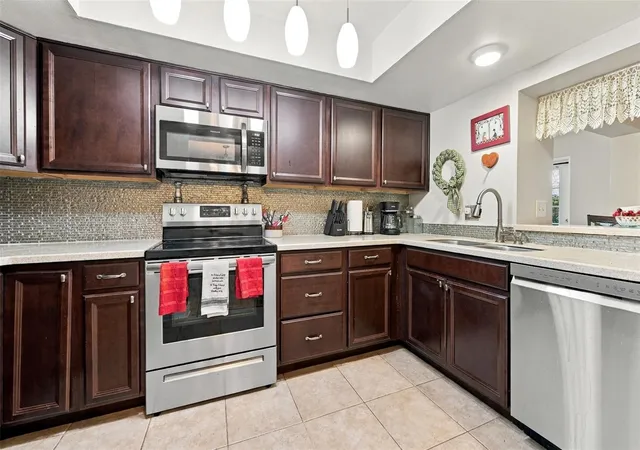 Listing Photo 4 - Condo for sale in building located at 8352 Annwood Rd, SEMINOLE, FL 33777 - Unit #8352