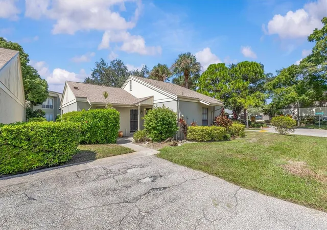 Photo 2 of Single family home for sale at 1 Windrush Bay Dr, Tarpon Springs, FL 34689 | MLS# TB8551335 | Listing updated on 2026-10-05