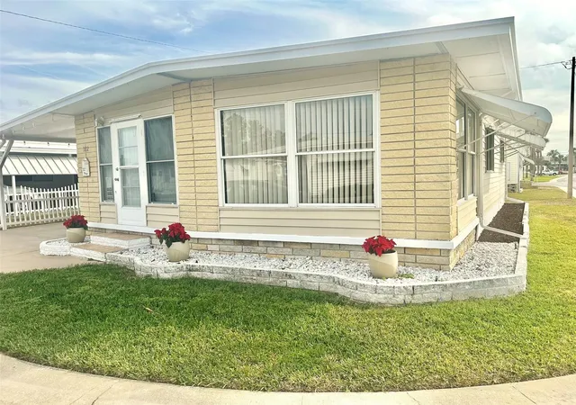 Photo 2 of Manufactured home for sale at 2000 E Bay Dr #102, Largo, FL 33771 | MLS# TB8551344 | Listing updated on 2026-09-25