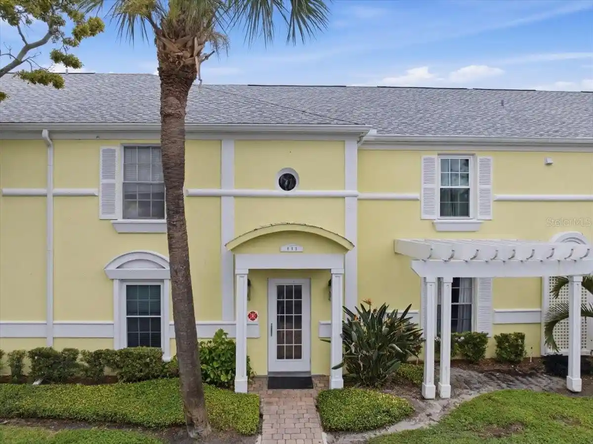 Listing Photo 1 - Condo for sale in 111 Seahorse Dr Se located at 111 Seahorse Dr Se, St Petersburg, FL 33705 - Unit 111 Seahorse Dr SE